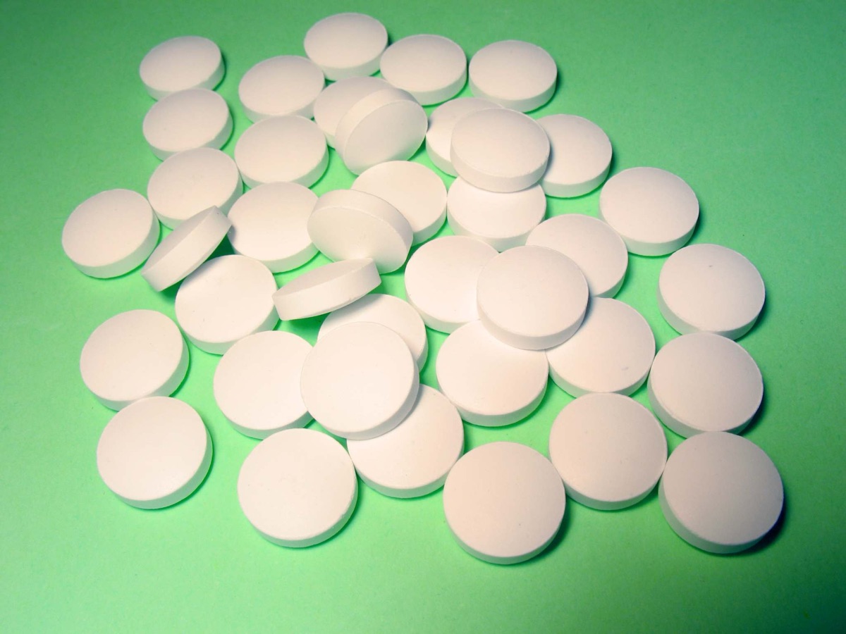 Plain white round tablets on a light background, illustrating the inert sugar-pill placebo used in the open-label placebo aging study (representative image, not the study's actual pills)
