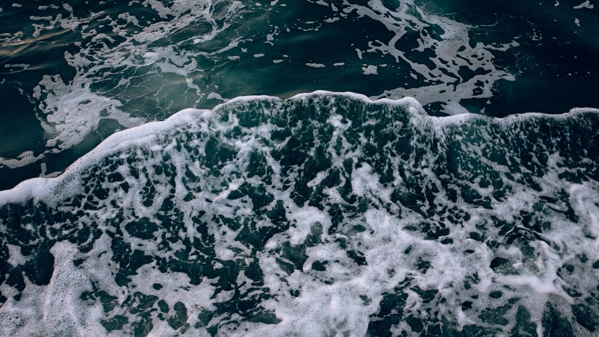 Sunlit ocean water - a representative image of the seawater that this new solar-powered method turns into clean drinking water while capturing the salt as a dry solid. It is an illustrative photo of the sea, not the actual laboratory device.